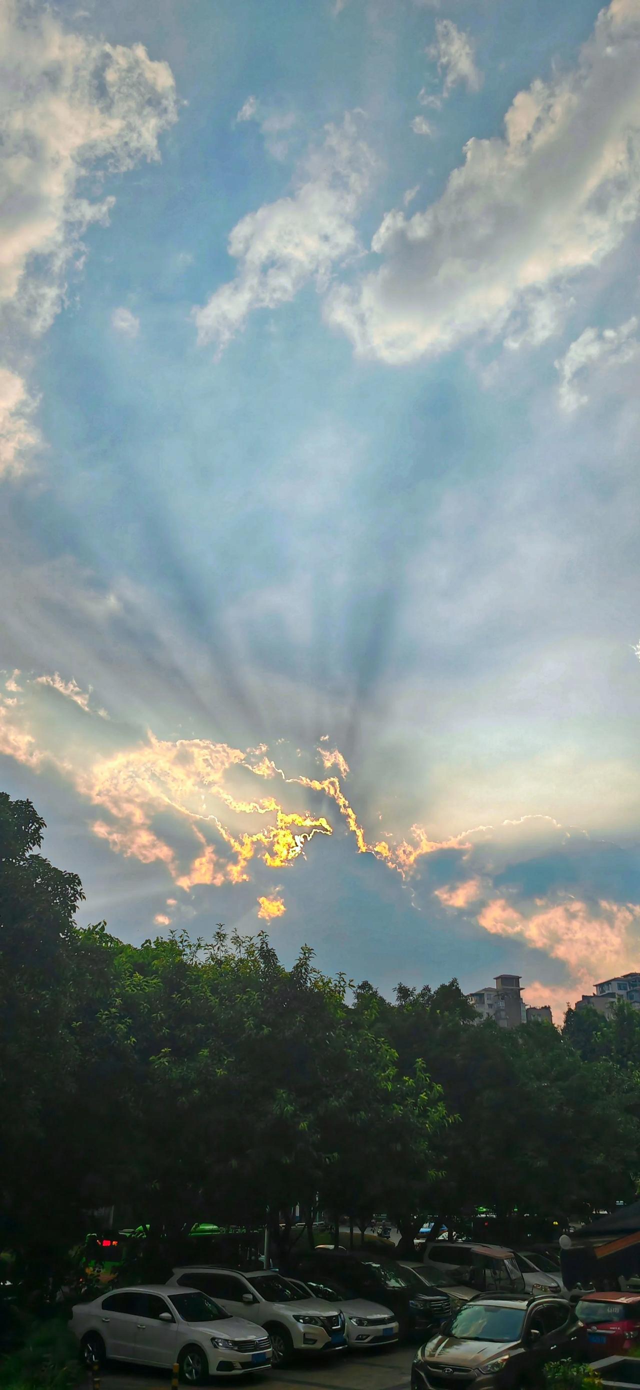 夕阳回家，座驾泊位#分享一张夕阳余晖照片#
