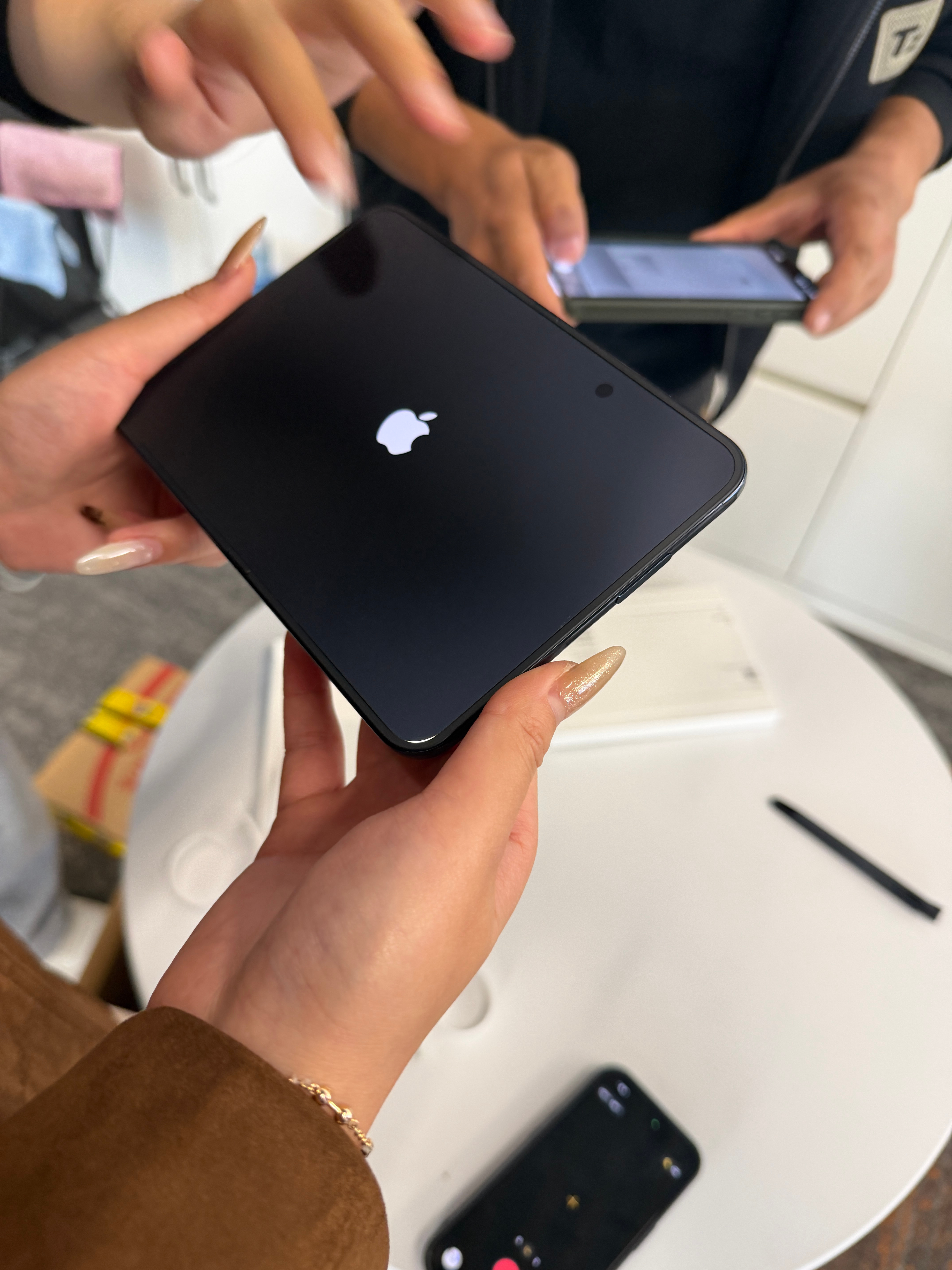 说iPhone Duo这不好那不适配，结果一拿到手其他的不说，这质感还是很惊艳啊