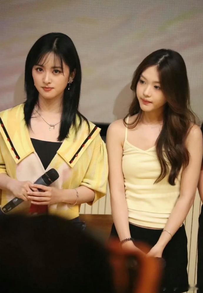 沈月才不是什么普女，一对比就更漂亮了，当然腿也别别人的粗了点 ​ ​​​