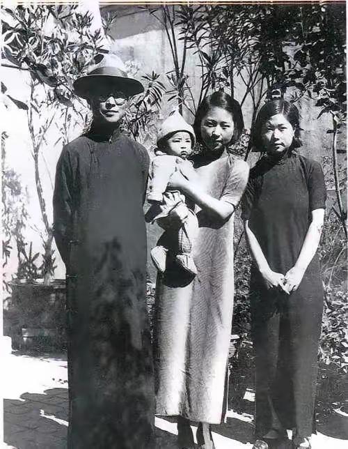 1950年，沈从文将手伸进电源插头，眼看就要触电，被突然回来的儿子发现，一把推开