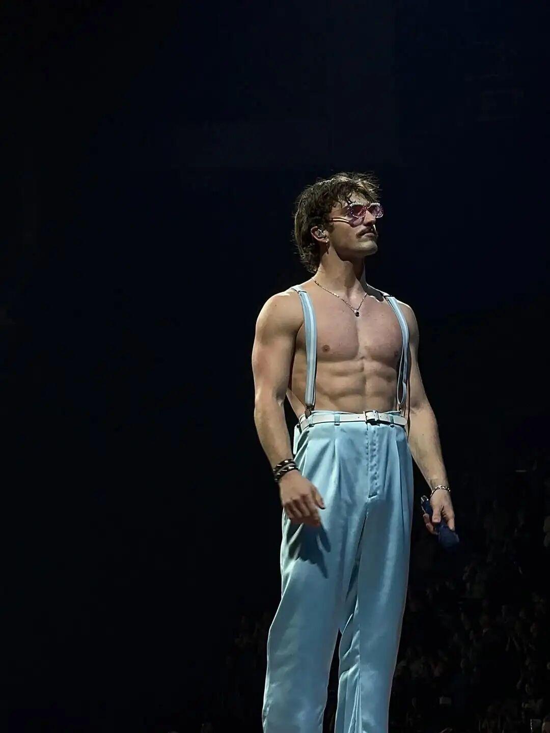 虽然全球气温持续下降，但是 Benson Boone 永不入冬！衣服越来越少，依