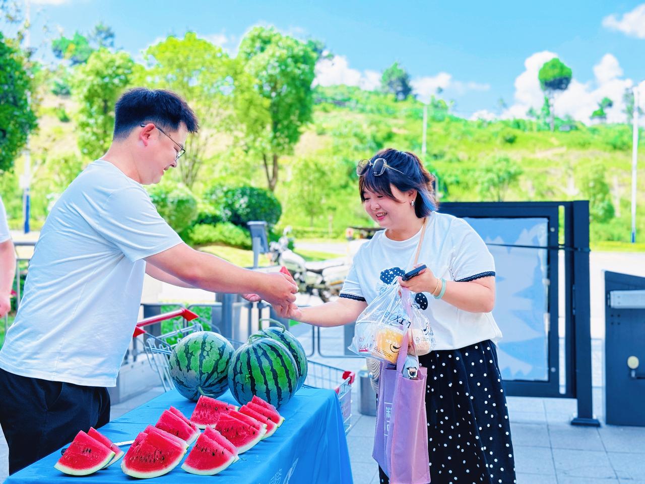 怀化碧桂园物业志愿服务队夏日送清凉

     七月盛夏，骄阳似火，热浪席卷着城