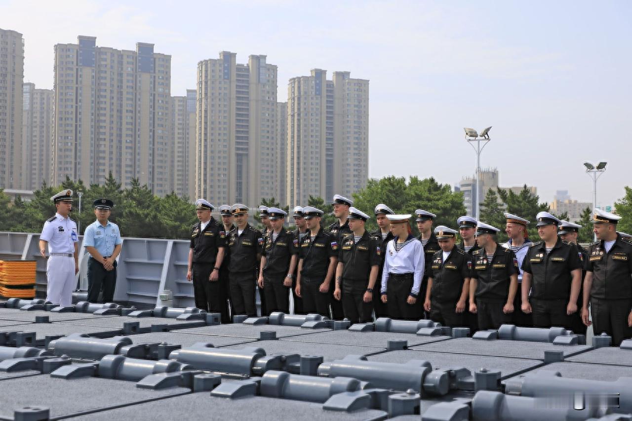 俄罗斯海军官兵参观中国海军主力舰艇；中国海军官兵参观俄罗斯海军主力舰艇.....