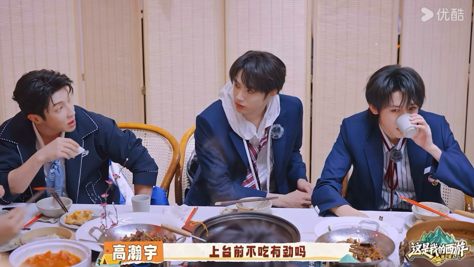 把头扭过去聊天，身体依旧偏向颂雅轩