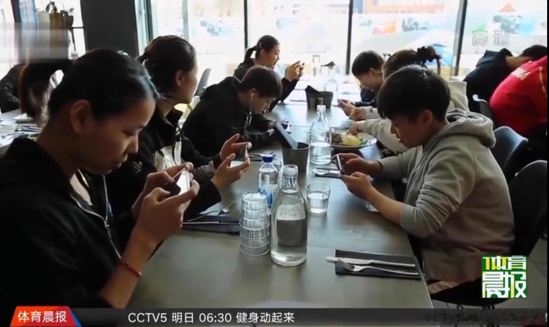 一眼就看到漂亮的小梦姐了 捡一张：18年备战世乒赛团体赛期间女队组队开黑 感觉每