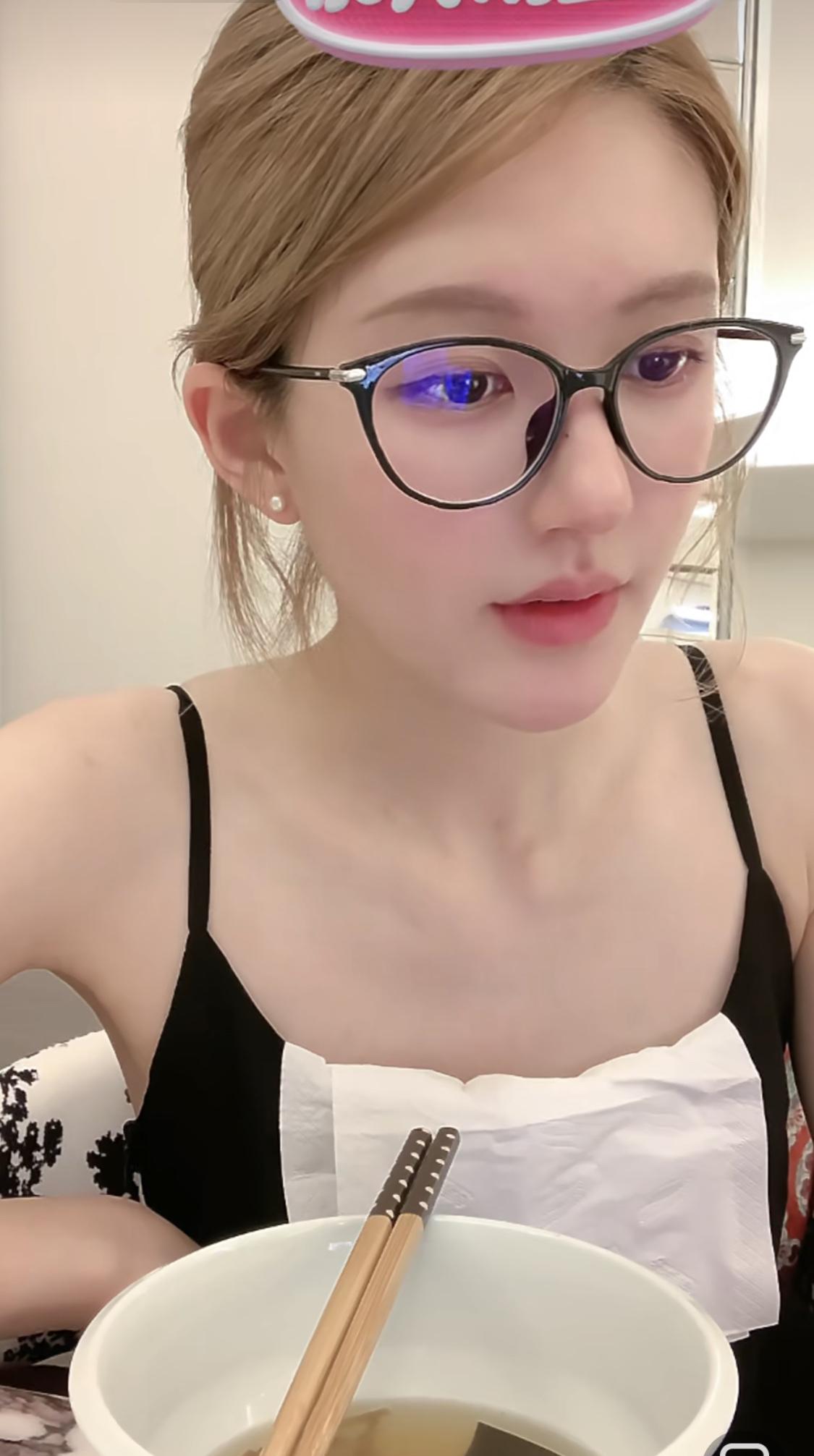 赵露思现在是露面或者声音直播收到的礼物公司都要分钱。

有人建议赵露思和朋友的账