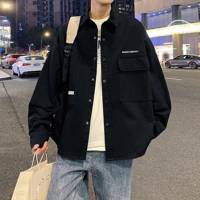 青少年选衬衫，这几个要点不能忽略 这款男士衬衫适合青少年日常穿着。它是2025年