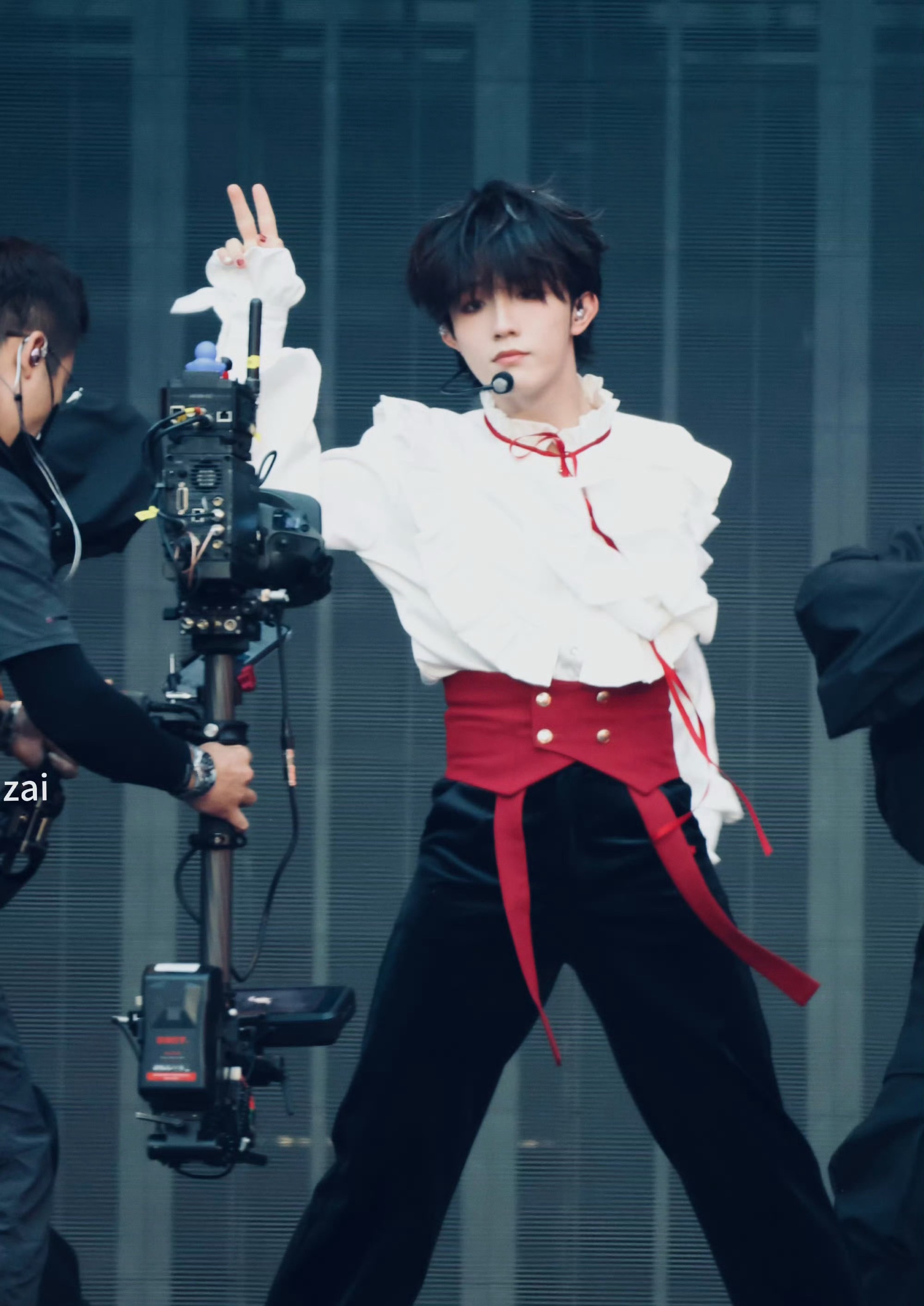 少年指尖抹朱砂也太绝！红甲衬得手白到发光，又酷又撩张力拉满，清冷感混搭热烈红，谁