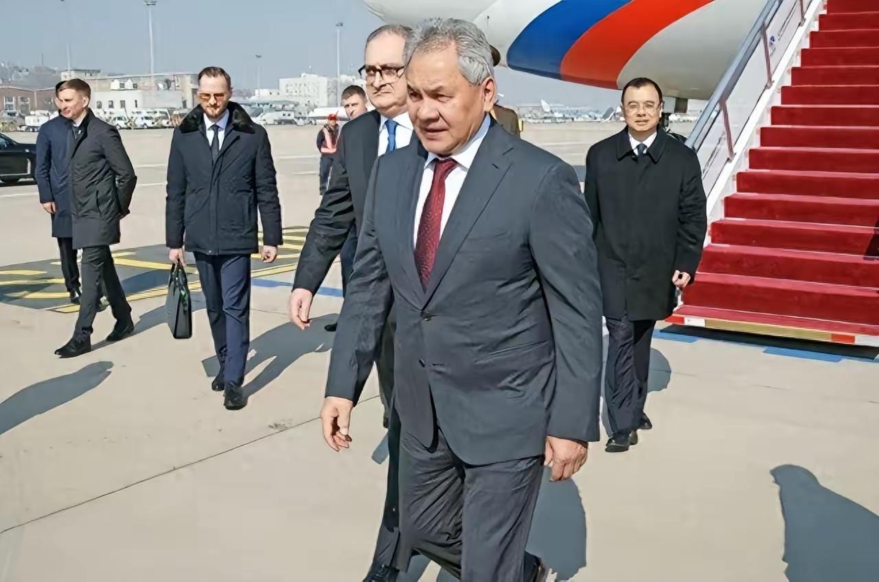 绍伊古那趟北京行也太急了，专机一落地就直奔会谈，连个多余的欢迎场面都没有，24小