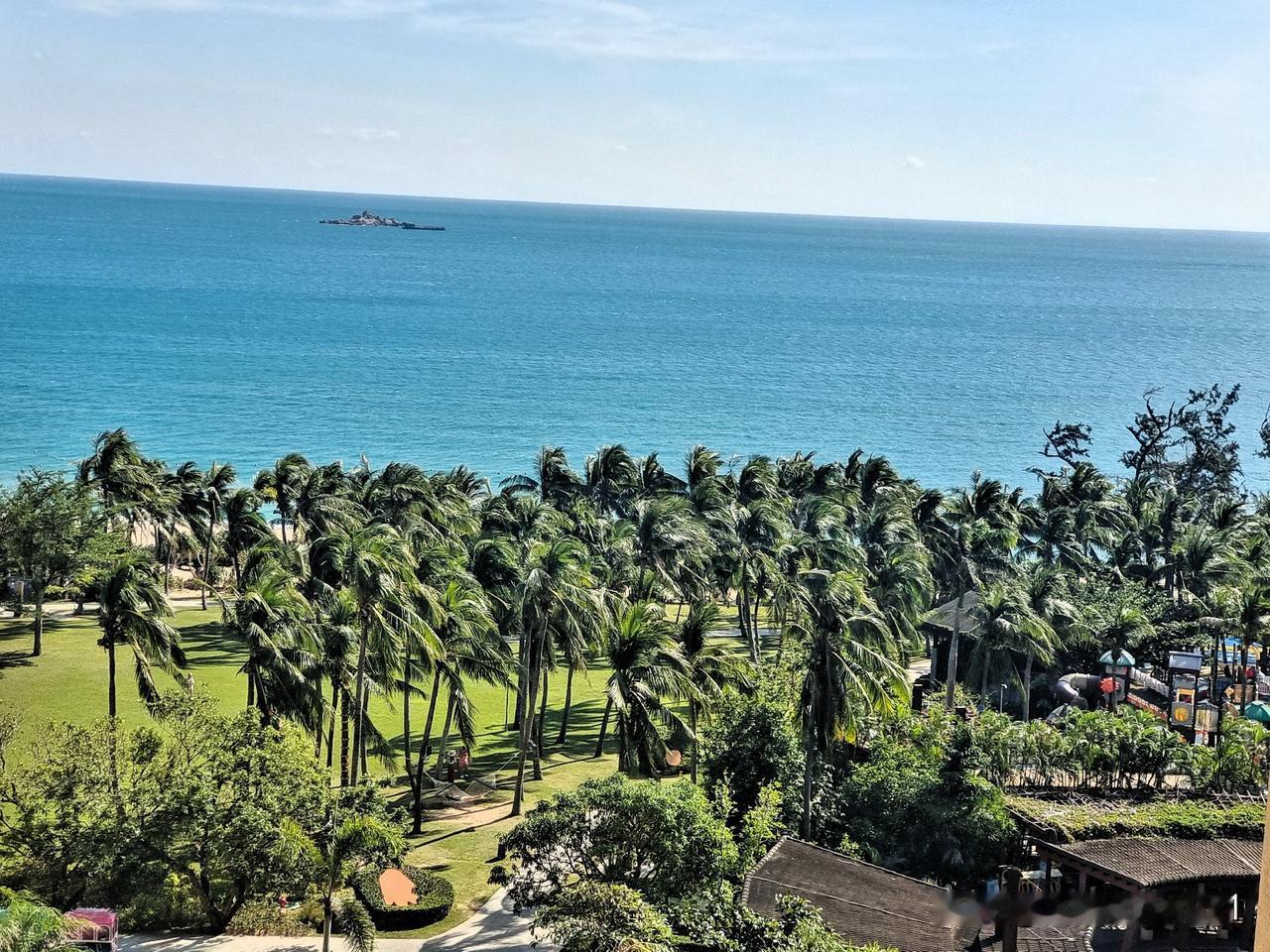 上联：头枕青山观盛世
下联：身入绿水上西天
下联：脚踩地球摘星辰
下联：脚踏土地