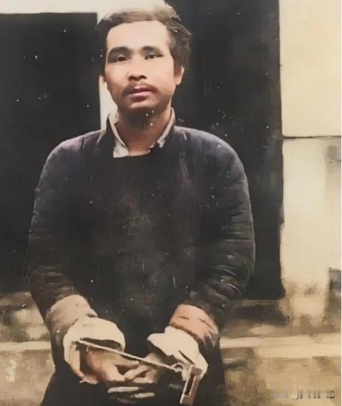 看到这张照片时，他的家人都泪目了！这是1935年临刑前，家人买通狱卒，请人给他拍