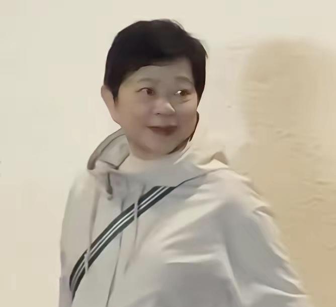 64岁了还没结婚生子
她为郭富城付出了一辈子，
她就是郭富城的经纪人小美，也叫梁