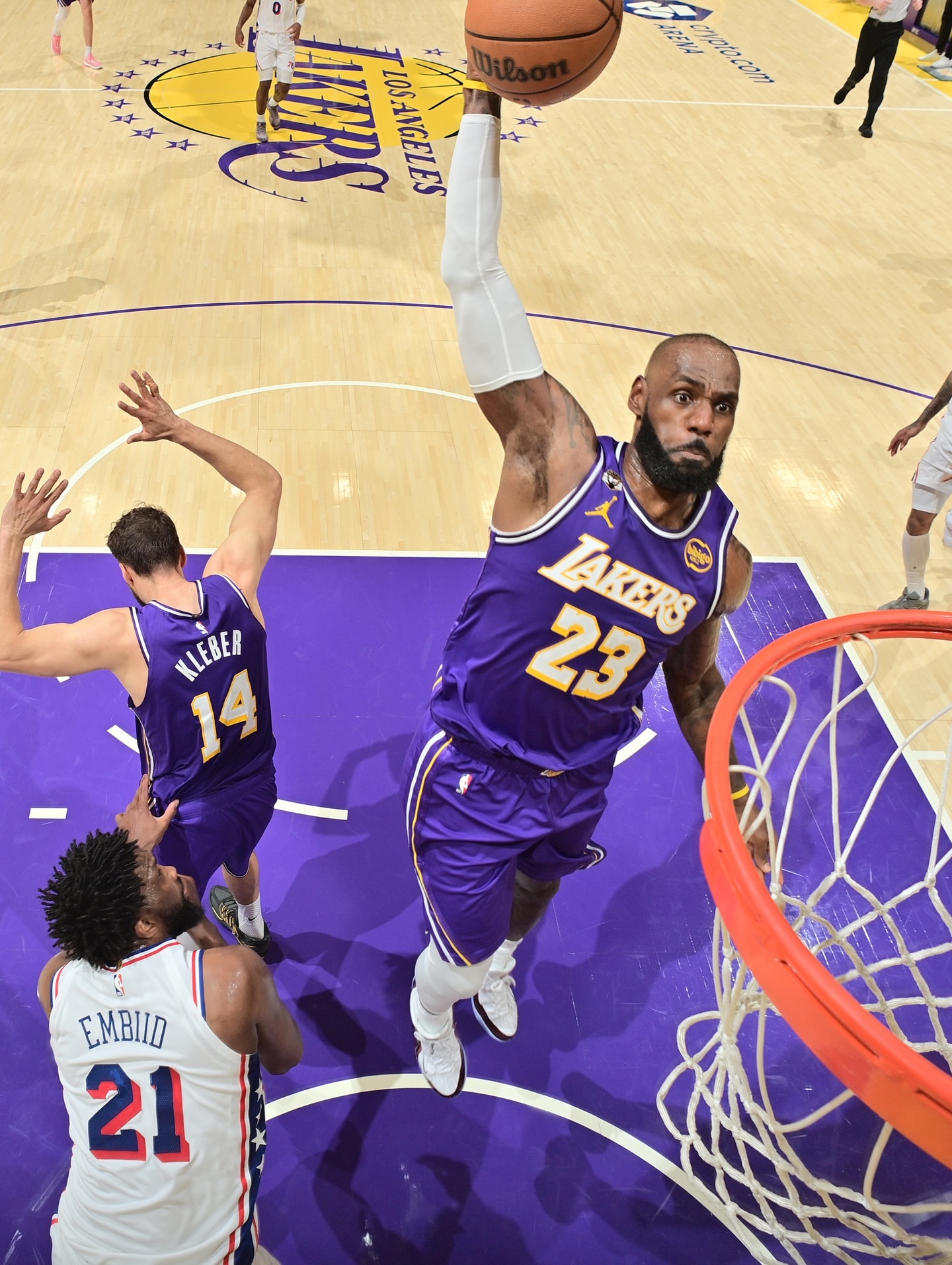 老詹最近扣篮异常频繁。詹姆斯