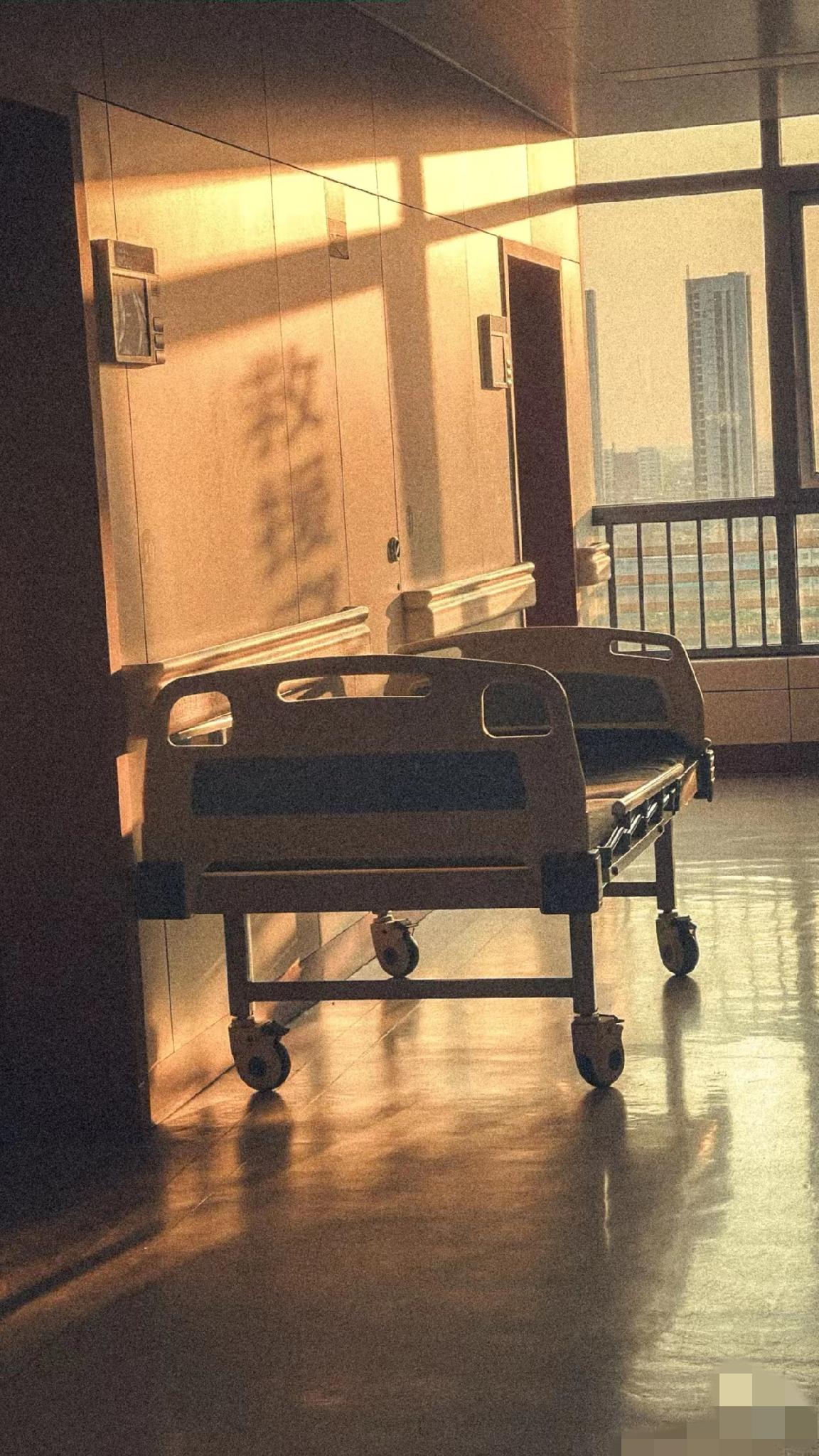 昨天和一个三甲医院的叔叔吃，他说，在医院的日子很难熬，准备裁员了！

看着医院人