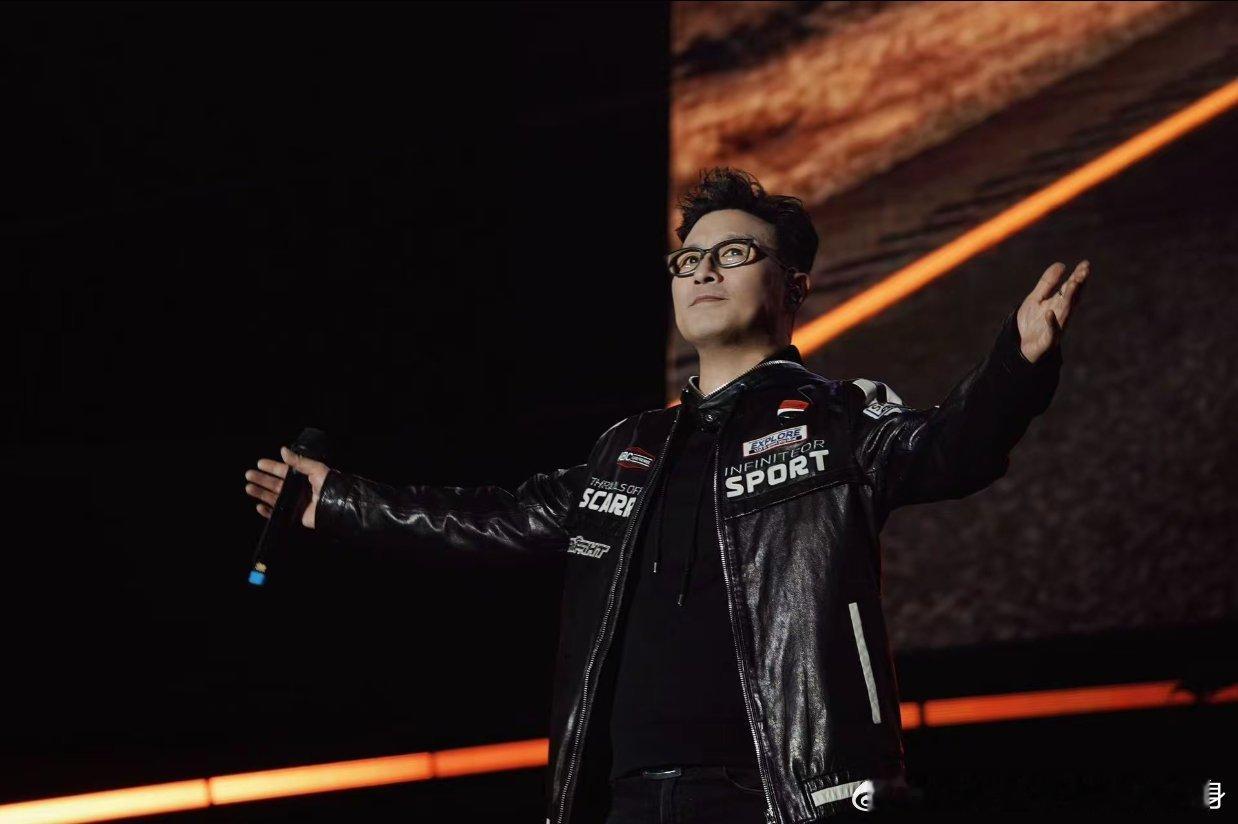 低谷不是终点，是逆袭的起点。哪怕抹黑与谣言如潮，也别低头；把质疑当燃料，把偏见当