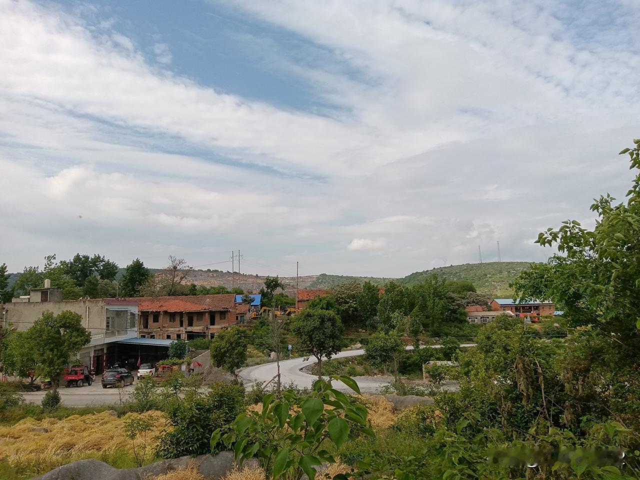 邓州杏山村发现老河口市废弃的一排排厂房和办公楼，居然还有小铁路。
杏山村为秦岭余