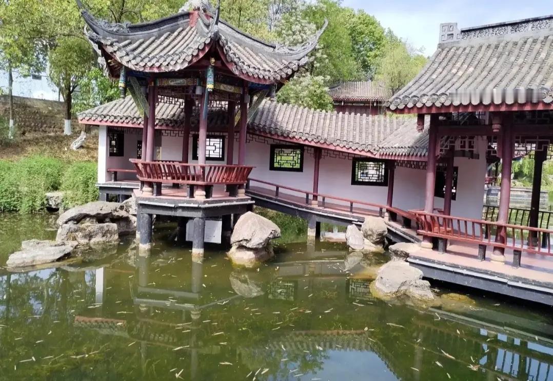 五一假期
赴一场春日限实之约
我携春风
带着时光
一套怎么开心
怎么玩的旅行
