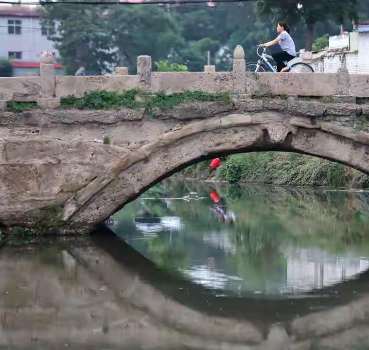 那是一股生活的烟火气息，一种人间的温情暖意，一直深深地埋在我的心底。
