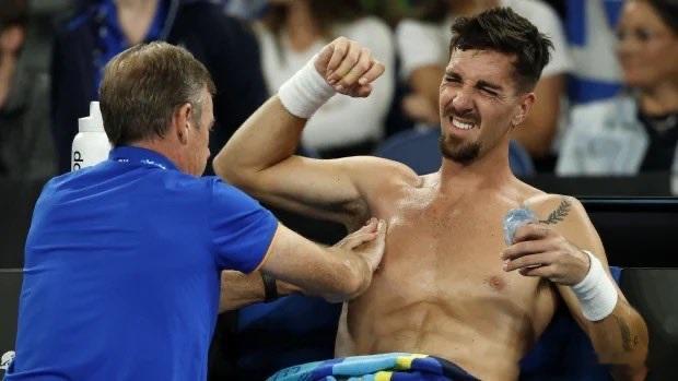 2025年澳网后，🇦🇺科基纳基斯因伤长挂免战牌。他10个月前接受了一次可能导