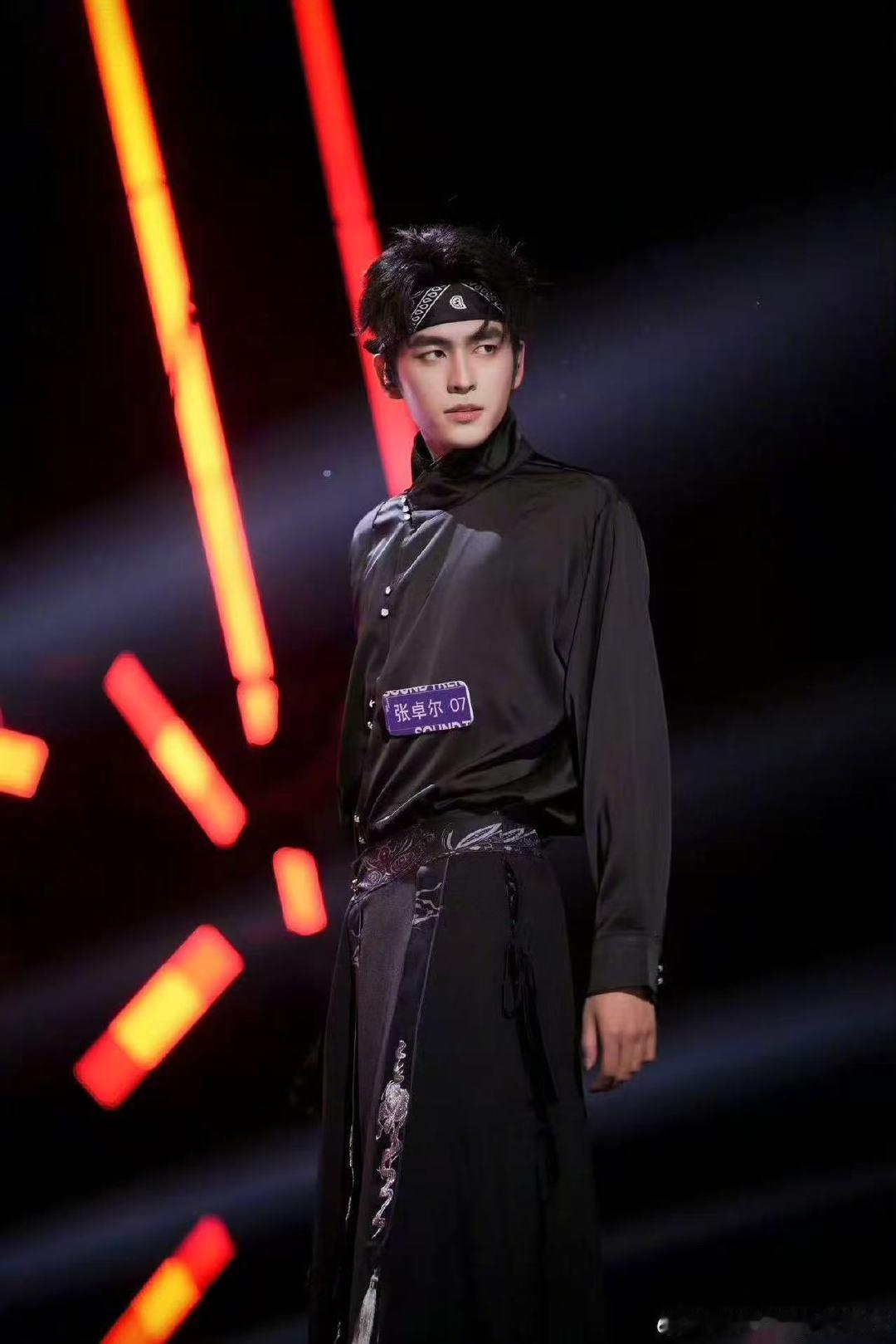 王力宏的歌好听不好唱具象化了声鸣远扬听王力宏唱歌是种享受，自己唱却是挑战，他的强