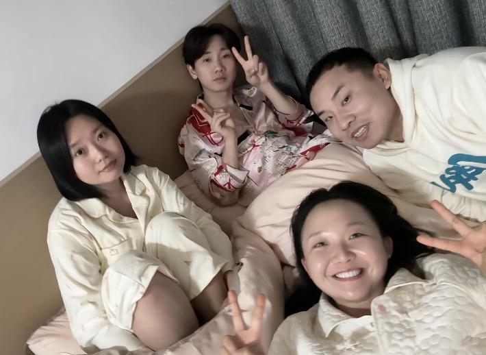 这四个人应该都没把对方当异性看吧！
要么男男女女的穿睡衣躺一张床上，
作为公众人