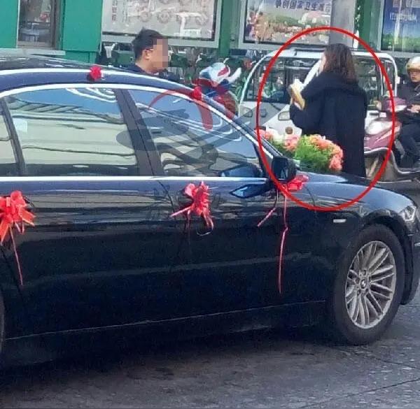 必须严惩！河北，一对新人结婚，婚车遭拦截，被索要50条香烟！！！新人不堪纠缠，打