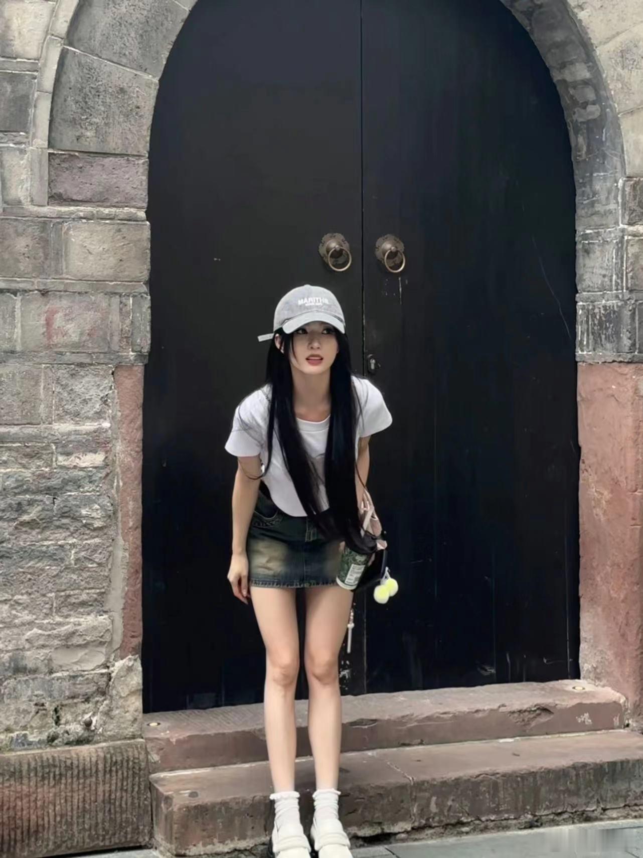 #刘些宁成都plog#姐姐好美！不是……这跟青春女大有什么区别……白t牛仔裙 真