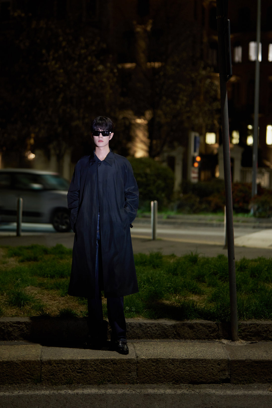 肖战亮相米兰时装周GUCCI Primavera大秀，身穿暗纹长款大衣搭配牛仔裤