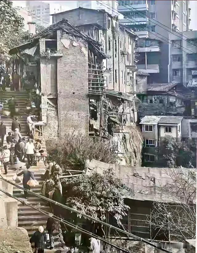 这题估计只有地地道道老重庆人才会，这照片大概也有二三十年了吧，最原始的爬坡上坎山