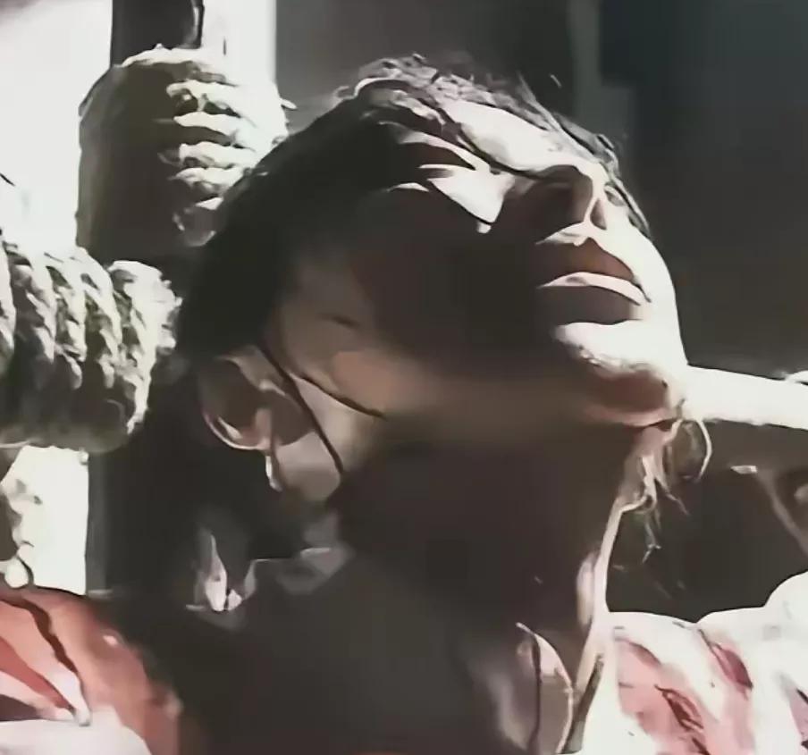 “把她衣服扒光，看她能硬多久。”日军大尉一声令下，两个日军扒光了符英的衣服。而另