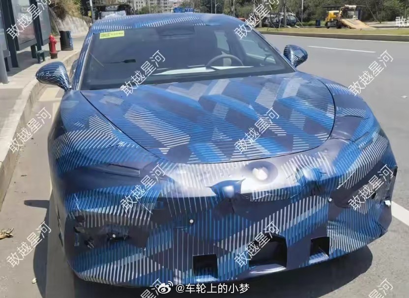 刚看到到了一组关于腾势旗下第二款轿车的谍照图。根据网络曝光的信息，新车有望命名为