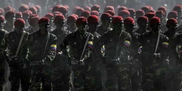 委内瑞拉总统马杜罗表示，他们正在研究越南的作战策略，以应对可能来自美国的攻击。