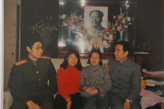 有一天，毛主席追问女儿李敏的恋情，李敏才说出男友的名字，而当李敏说出男友父亲的名