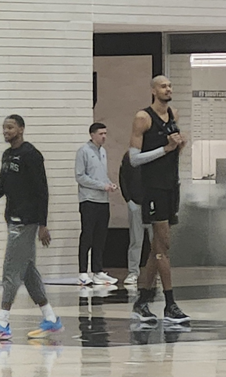 #文班亚马拉着队友一起剃了光头# 这很少林，也很马刺！文班拉着队友凯尔登一起剃了