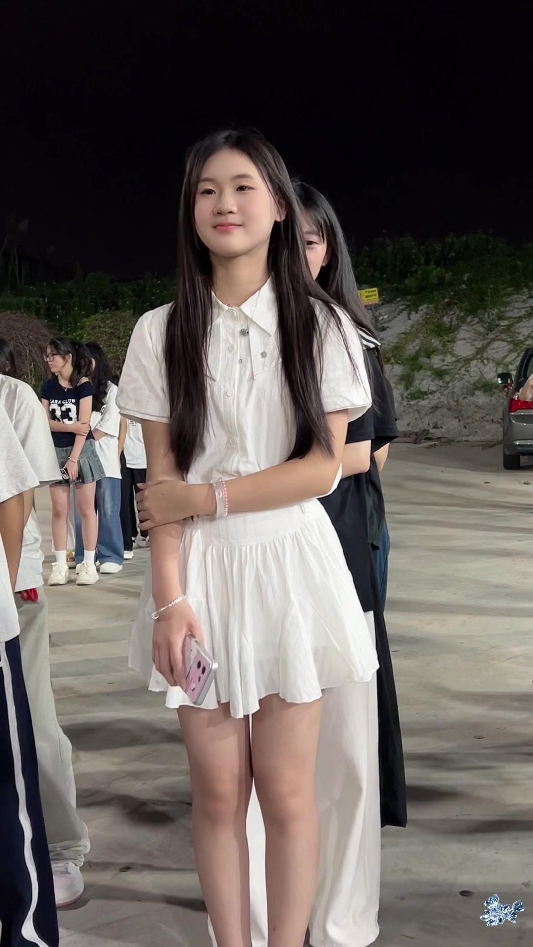 🎵一回头一笑倾城，潮汕锣鼓队里的女孩陈静琪，用笑容点亮了传统民俗的魅力。她身着
