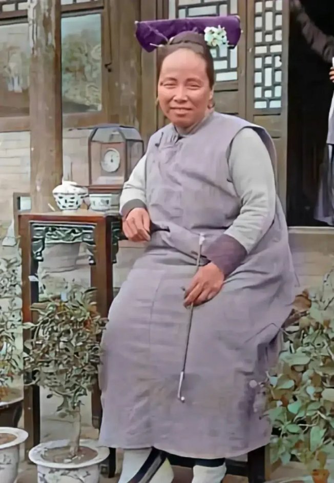 清朝宫女其实长这样，《甄嬛传》浣碧这打扮真的很像宫中小主～  