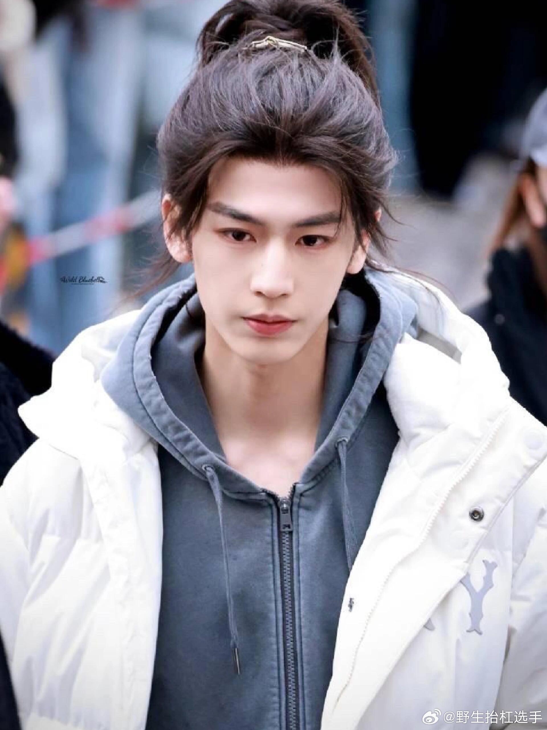 张凌赫虞书欣横店男模女模回归横店有自己的男模女模，张凌赫虞书欣每天上班路透都让人