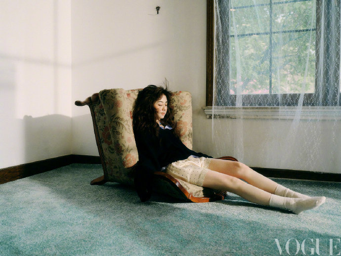 谭松韵居家感VOGUE大片谭松韵这组大片满满的松弛感扑面而来姐姐笑容明媚，姿态悠
