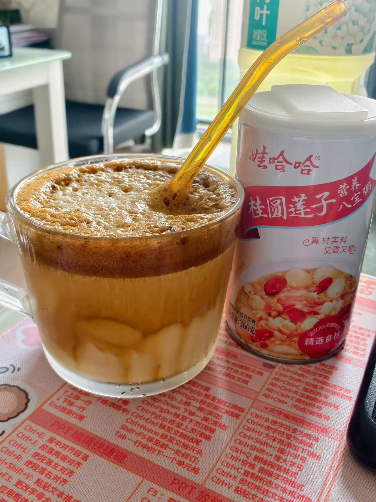 真搞不懂，如今年轻人“中西合璧”的美食方式。
我侄女是典型的00后，在我们看来是