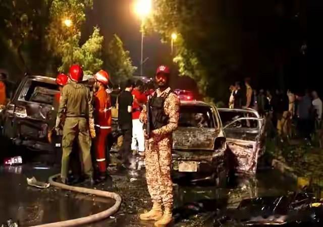 巴基斯坦警告称有可能全面开战
最近一段时间，巴基斯坦与邻国阿富汗紧张局势日渐升级