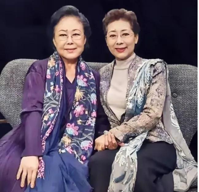 仔细一看，这两人长得还挺像的。姿势优雅、表情自然、服装华而美。左边这位斯琴高娃大