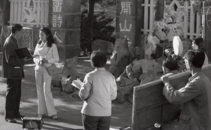 1980年电影《庐山恋》拍摄期间，导演黄祖模（左一）给演员张瑜（左二）说戏历史影