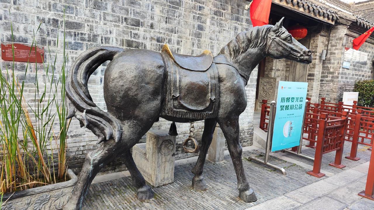 在那片古老而神秘的土地上，泰州高港，隐藏着一处令人心生向往的秘境——武进士馆。它