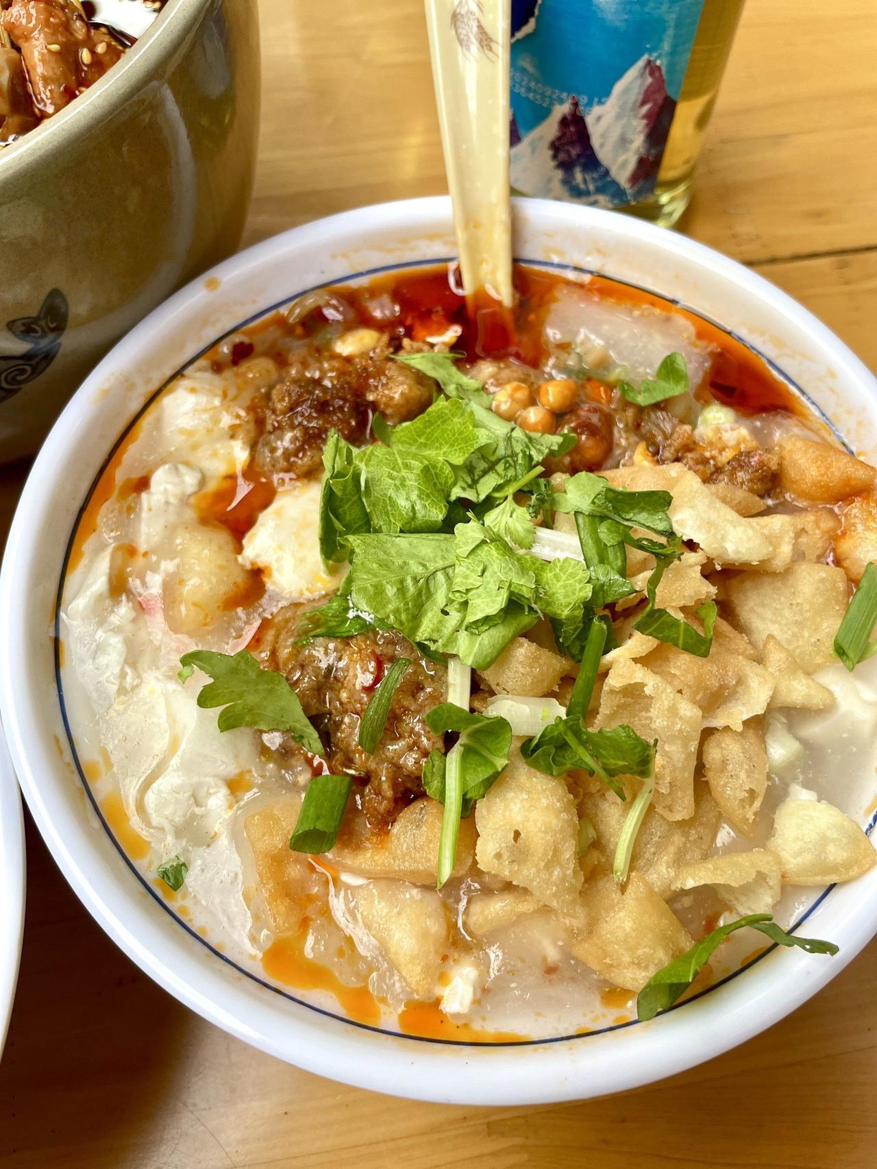 四川旅游，重口味乐山早餐，就这么吃！
乐山美食推荐：
1、乐山豆腐脑、味精素面、
