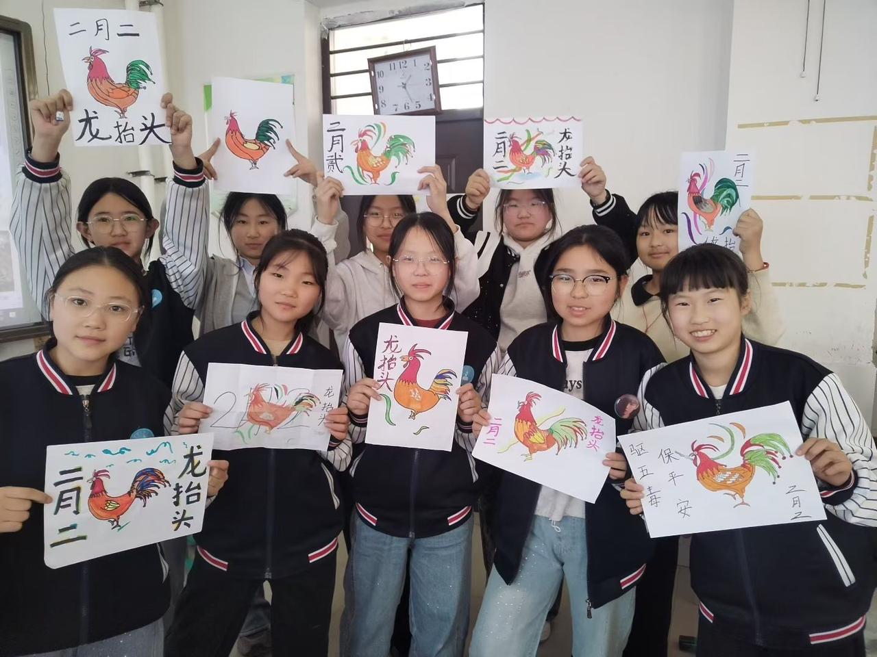 二月二龙抬头，万物复苏迎新春。学生们展示作品和写的作文。