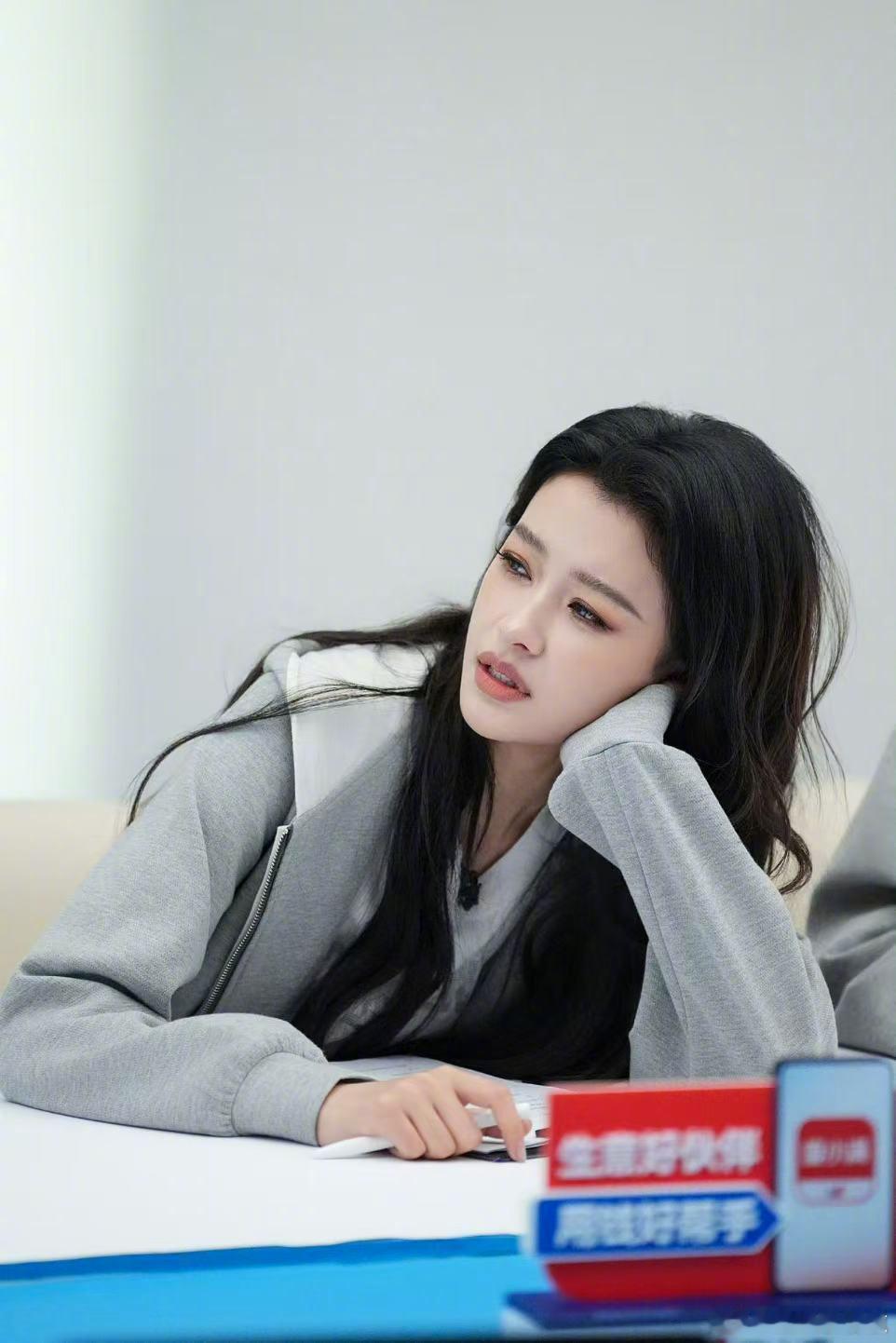 王濛孙怡偷偷藏不住乘风2026乘风舞台外的同框更惊艳，王濛孙怡藏不住的高颜值同框