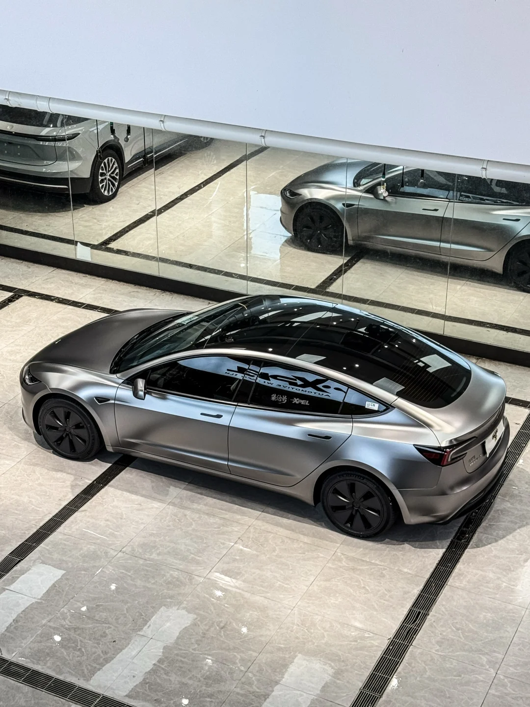 你别贴，我来贴这质感无敌的银色model3