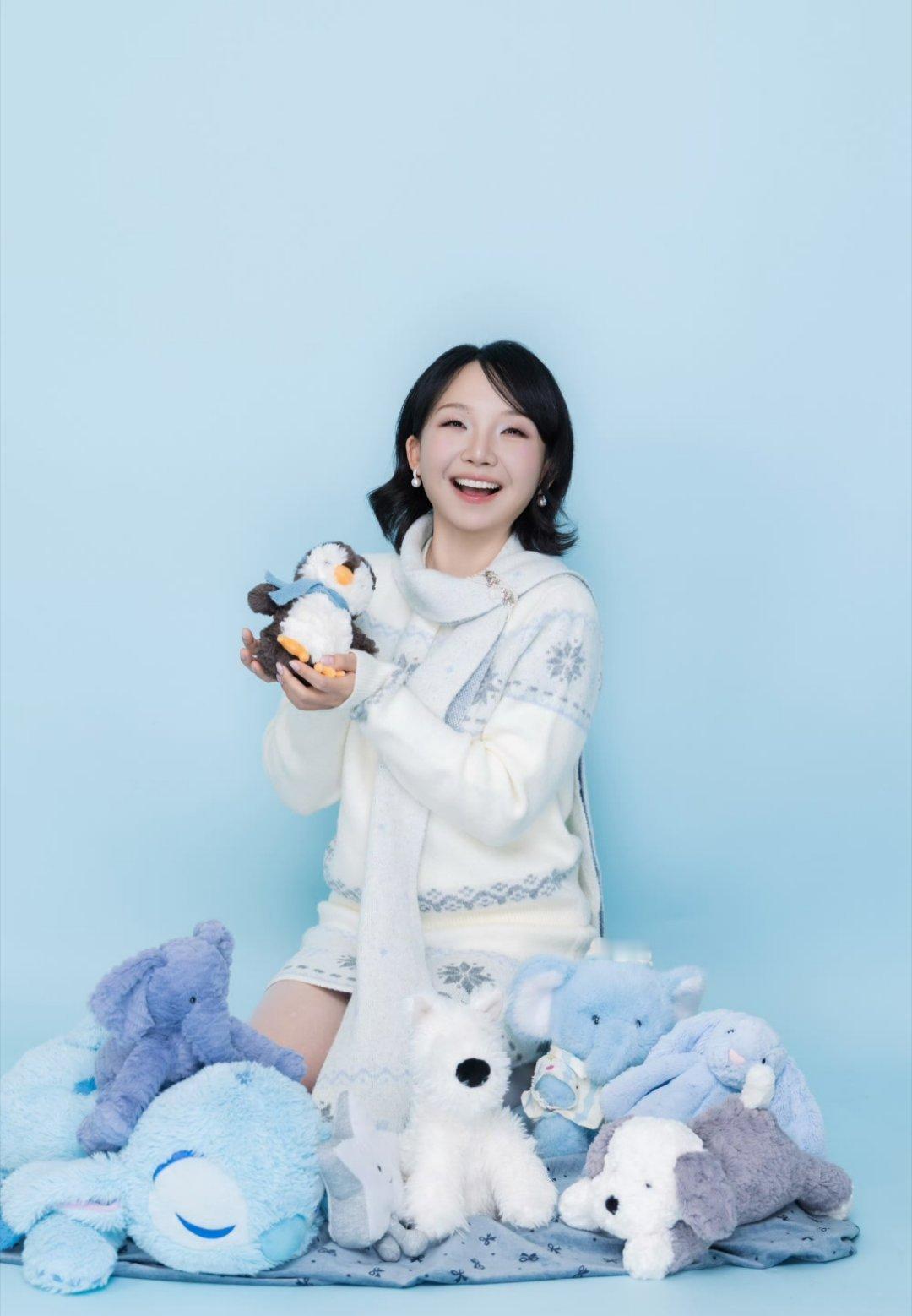 李嘉琦笑容好甜，像吃了糖一样，期待姐姐的春晚表现！ 