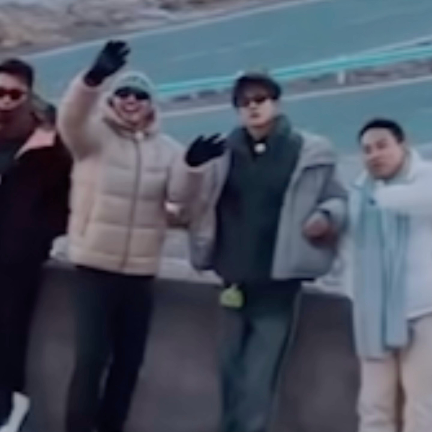 别人在热情say goodbye 我家男神在下面装b飞吻