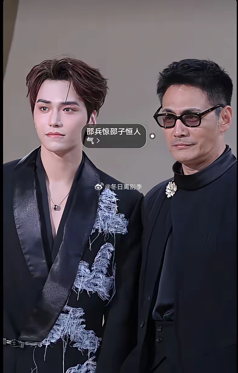 实在难以理解，一个男孩干嘛化这么厚的妆呢？ 